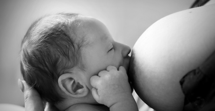 Lactoferrine : Le Super-Pouvoir du Lait Maternel pour Booster le Système Immunitai